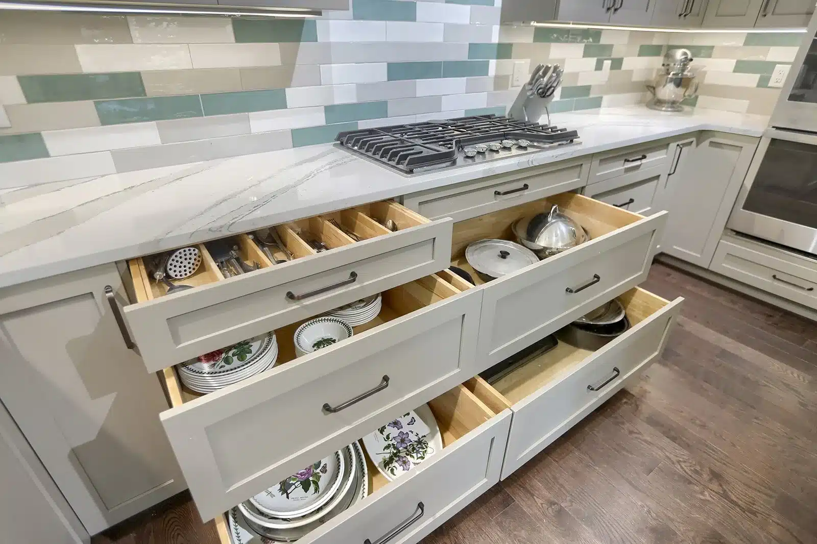 kitchen-neutral-tones-drawers1
